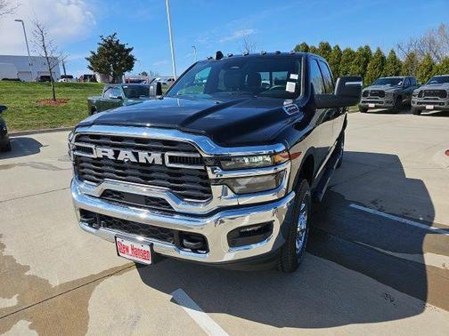 Diamond Black Crystal Pearlcoat 2026 RAM 2500 Tradesman Crew Cab 4x4 6'4' Box