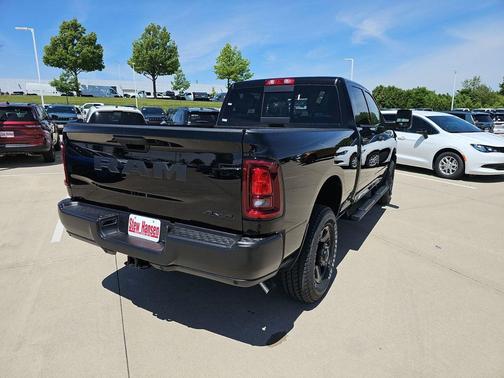 Diamond Black Crystal Pearlcoat 2026 RAM 2500 Tradesman Crew Cab 4x4 6'4' Box