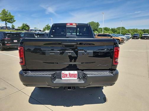 Diamond Black Crystal Pearlcoat 2026 RAM 2500 Tradesman Crew Cab 4x4 6'4' Box