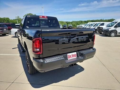 Diamond Black Crystal Pearlcoat 2026 RAM 2500 Tradesman Crew Cab 4x4 6'4' Box