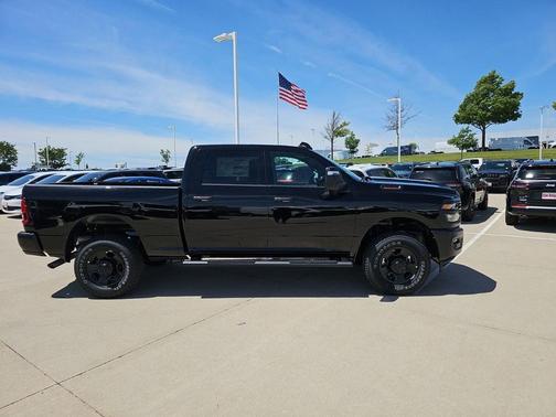 Diamond Black Crystal Pearlcoat 2026 RAM 2500 Tradesman Crew Cab 4x4 6'4' Box