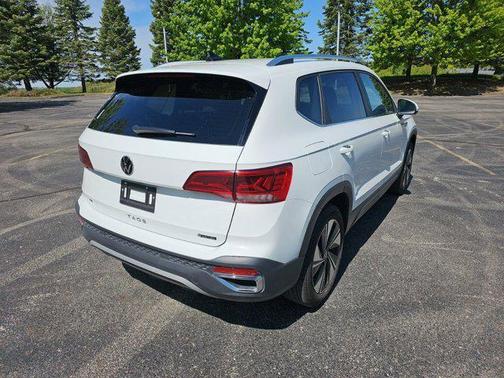 Pure White 2023 Volkswagen Taos 1.5T SE