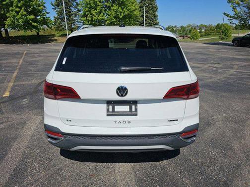 Pure White 2023 Volkswagen Taos 1.5T SE