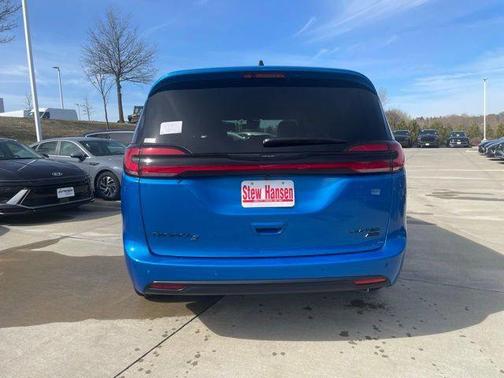 Hydro Blue Pearlcoat 2026 Chrysler Pacifica Limited
