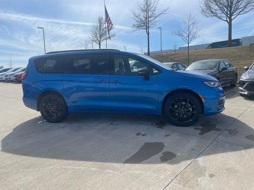 Hydro Blue Pearlcoat 2026 Chrysler Pacifica Limited