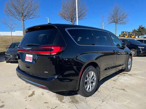 Diamond Black Crystal Pearlcoat 2026 Chrysler Pacifica L