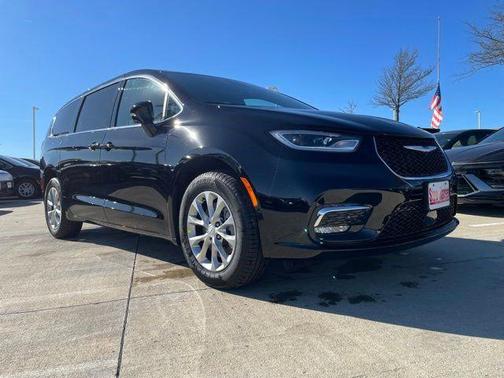 Diamond Black Crystal Pearlcoat 2026 Chrysler Pacifica L