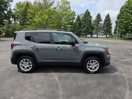 Sting-Gray Clearcoat 2022 Jeep Renegade Latitude