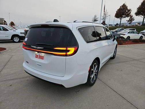 Bright White Clearcoat 2026 Chrysler Pacifica L