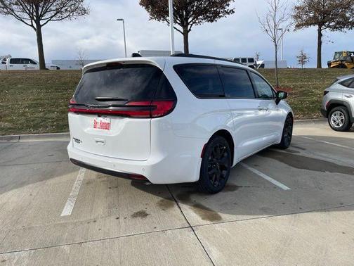 Bright White Clearcoat 2026 Chrysler Pacifica L