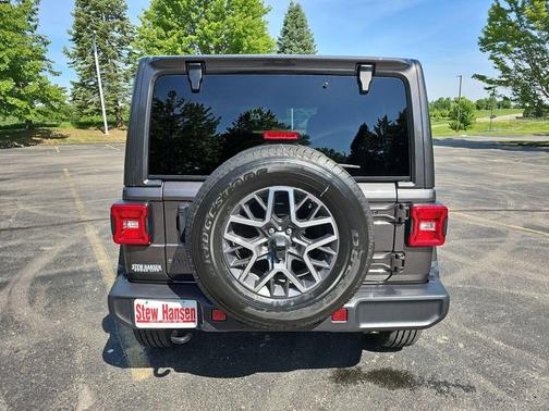 Granite Crystal Metallic Clearcoat 2025 Jeep Wrangler 4-Door Sahara 4x4