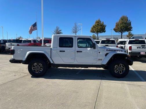Bright White Clearcoat 2026 Jeep Gladiator Mojave X