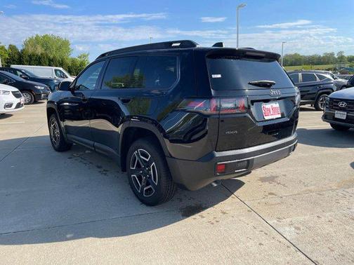 Diamond Black Crystal Pearlcoat 2026 Jeep Cherokee Laredo 4x4
