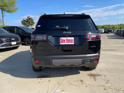 Diamond Black Crystal Pearlcoat 2026 Jeep Cherokee Laredo 4x4