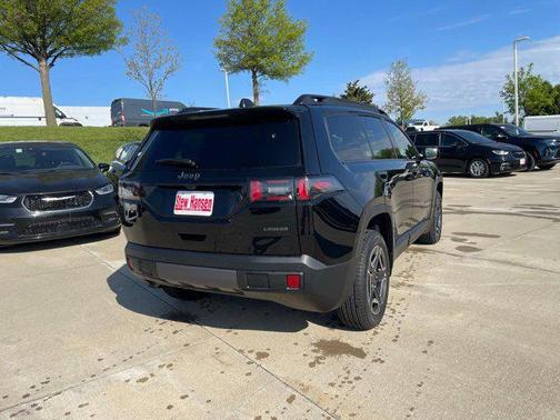 Diamond Black Crystal Pearlcoat 2026 Jeep Cherokee Laredo 4x4