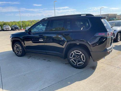 Diamond Black Crystal Pearlcoat 2026 Jeep Cherokee Laredo 4x4