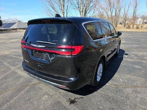 Diamond Black Crystal Pearlcoat 2024 Chrysler Pacifica Touring L
