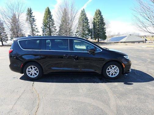 Diamond Black Crystal Pearlcoat 2024 Chrysler Pacifica Touring L