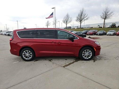 Red Hot Pearlcoat 2026 Chrysler Pacifica L