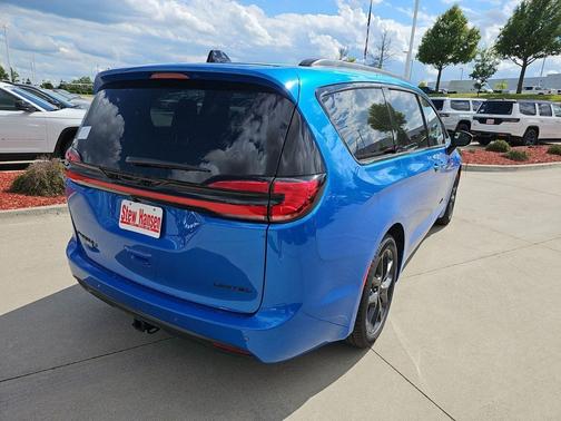 Hydro Blue Pearlcoat 2027 Chrysler Pacifica Limited