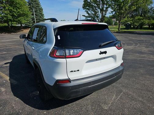 Bright White Clearcoat 2023 Jeep Cherokee Altitude