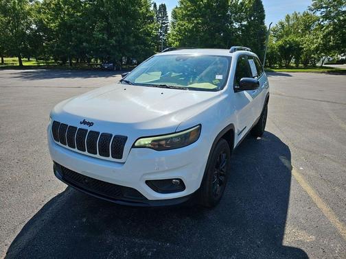Bright White Clearcoat 2023 Jeep Cherokee Altitude