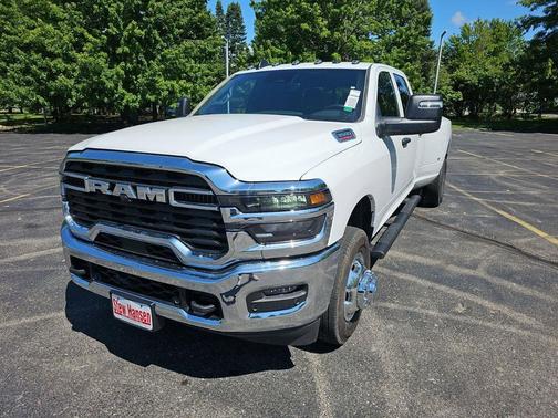 Bright White Clearcoat 2026 RAM 3500 Tradesman Crew Cab 4x4 8' Box