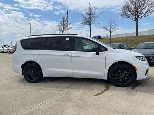 Bright White Clearcoat 2026 Chrysler Pacifica Limited