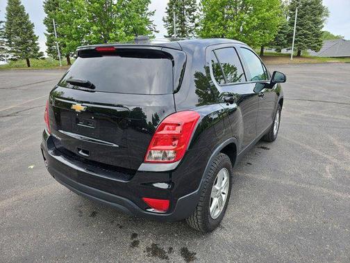 Mosaic Black Metallic 2022 Chevrolet Trax LS