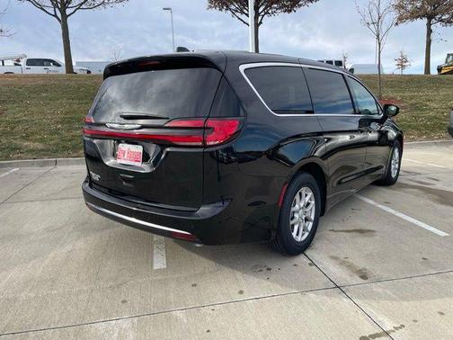 Diamond Black Crystal Pearlcoat 2026 Chrysler Pacifica L