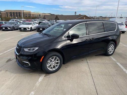 Diamond Black Crystal Pearlcoat 2026 Chrysler Pacifica L