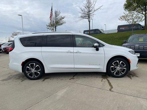 Bright White Clearcoat 2026 Chrysler Pacifica L