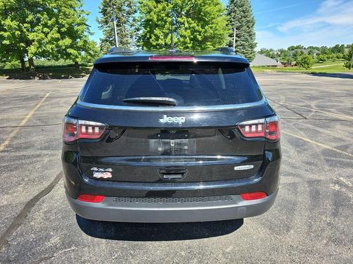 Diamond Black Crystal Pearlcoat 2022 Jeep Compass Latitude