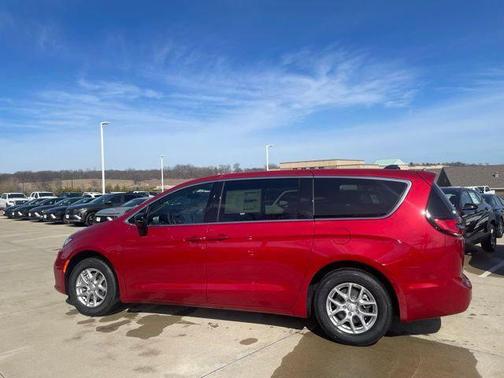 Red Hot Pearlcoat 2026 Chrysler Pacifica L