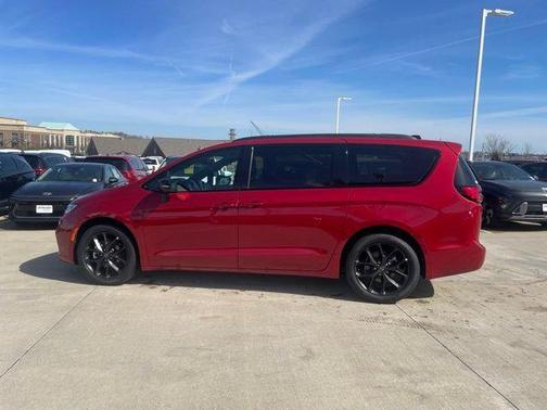 Red Hot Pearlcoat 2026 Chrysler Pacifica L