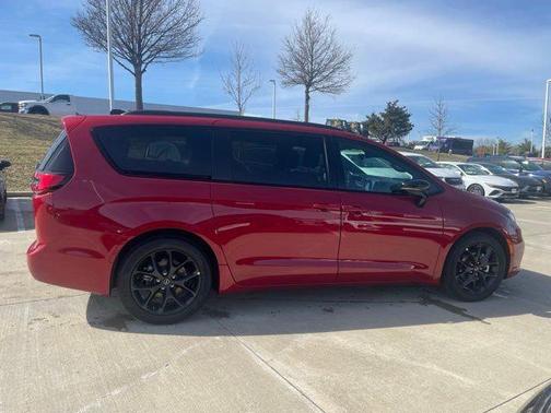 Red Hot Pearlcoat 2026 Chrysler Pacifica L