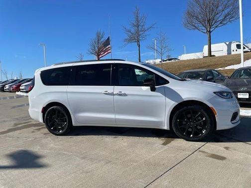 Bright White Clearcoat 2026 Chrysler Pacifica L