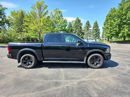 Diamond Black Crystal Pearlcoat 2022 RAM 1500 Classic SLT