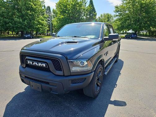 Diamond Black Crystal Pearlcoat 2022 RAM 1500 Classic SLT