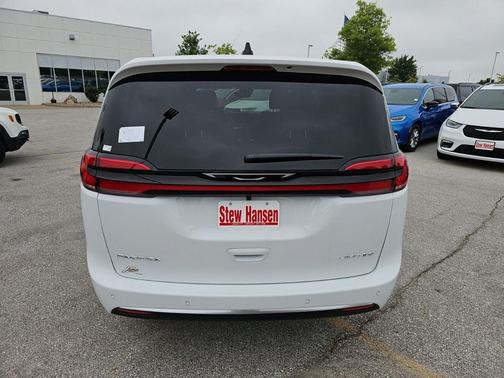bright white clearcoat 2027 Chrysler Pacifica Limited