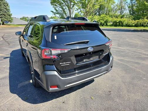 Crystal Black Silica 2023 Subaru Outback Premium