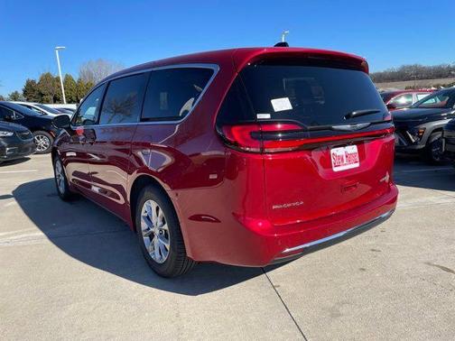 Red Hot Pearlcoat 2026 Chrysler Pacifica Limited