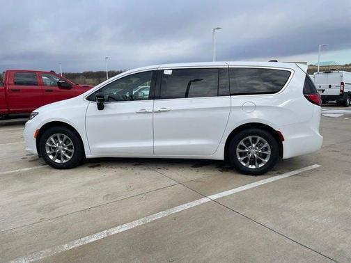 Bright White Clearcoat 2026 Chrysler Pacifica Limited