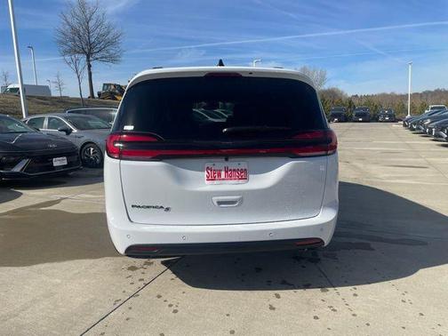 Bright White Clearcoat 2026 Chrysler Pacifica L