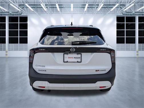 2025 Nissan Kicks SR