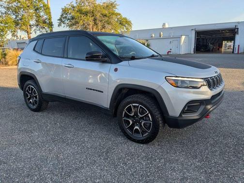 Silver Zynith Metallic Clearcoat 2025 Jeep Compass Trailhawk