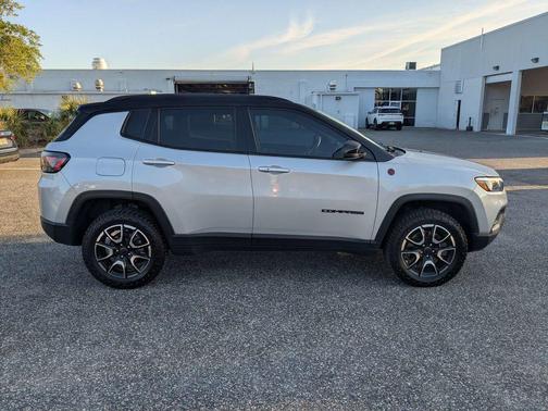 Silver Zynith Metallic Clearcoat 2025 Jeep Compass Trailhawk