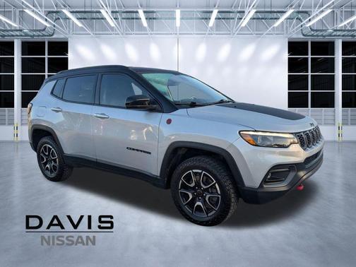 Silver Zynith Metallic Clearcoat 2025 Jeep Compass Trailhawk