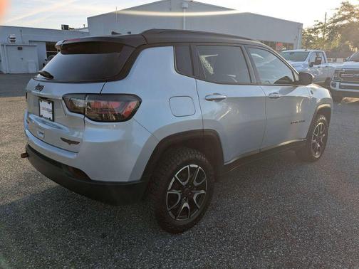 Silver Zynith Metallic Clearcoat 2025 Jeep Compass Trailhawk