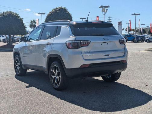 Silver Zynith Metallic Clearcoat 2025 Jeep Compass Limited